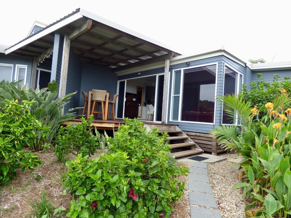 ArtHOUSE Beachfront Accommodation Emerald Beach | 106 Fiddaman Rd, Emerald Beach NSW 2456, Australia | Phone: 0408 423 395