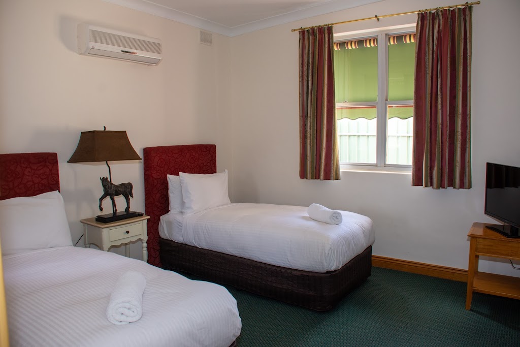 Kimba Gateway Hotel | 40 High St, Kimba SA 5641, Australia | Phone: (08) 8627 2888