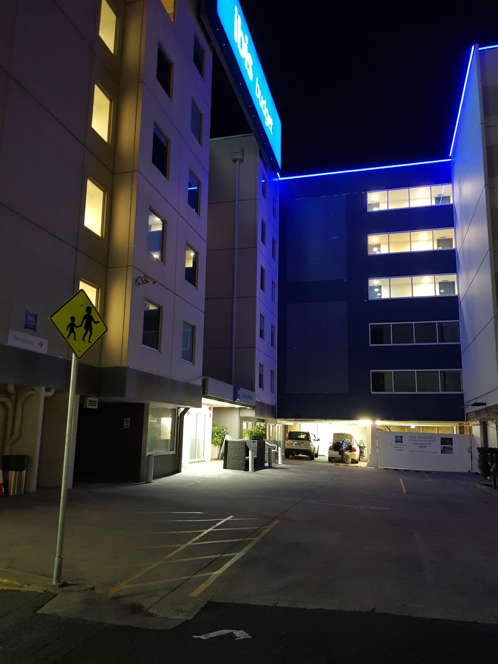 ibis budget Sydney Airport | lodging | 5 Ross Smith Ave, Mascot NSW 2020, Australia | 0283391840 OR +61 2 8339 1840