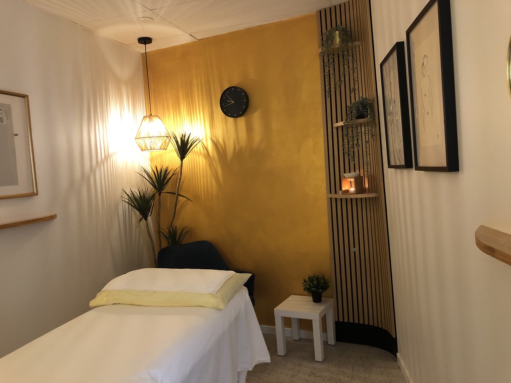 Alstonville Remedial Massage, Emma Danchin | Shop 30, Shop 8/20 Robertson St, Alstonville NSW 2477, Australia | Phone: 0411 129 307