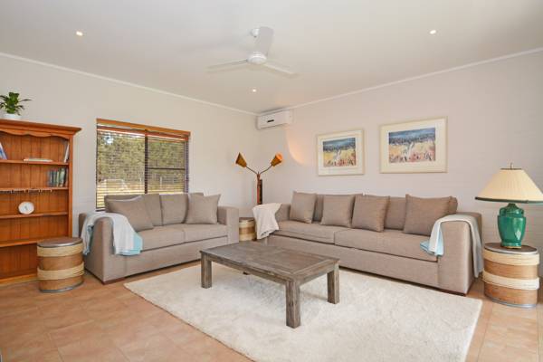 James Estate Homestead | lodging | 1210 Hermitage Rd, Pokolbin NSW 2320, Australia | 0288402852 OR +61 2 8840 2852