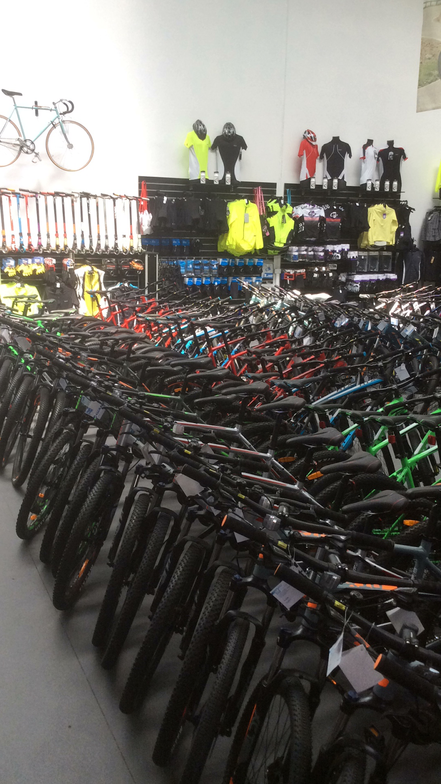 Johns Cycling Warehouse | bicycle store | Fact 1, 2 Glenville Dr, Melton VIC 3337, Australia | 0397472790 OR +61 3 9747 2790