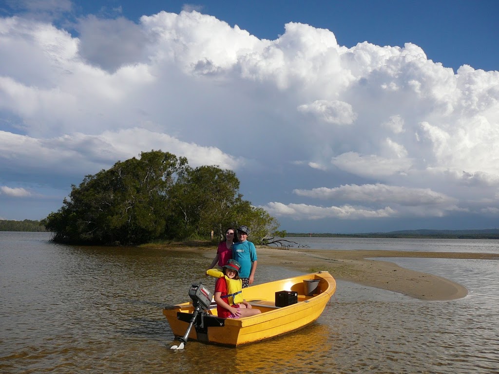 Luxury Afloat Noosa | Diyan St, Tewantin QLD 4565, Australia | Phone: 0488 292 927