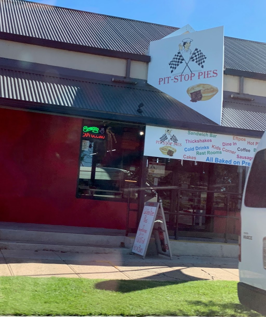 Pit Stop Pies | 132 Durham St, Bathurst NSW 2795, Australia | Phone: 0400 645 047