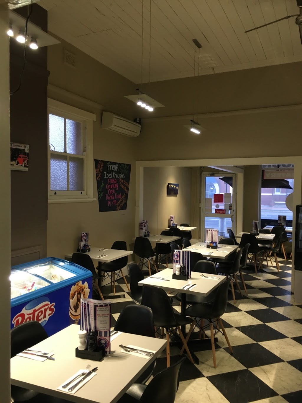 Helens Coffee Lounge | cafe | 248 Parker St, Cootamundra NSW 2590, Australia | 0269427400 OR +61 2 6942 7400
