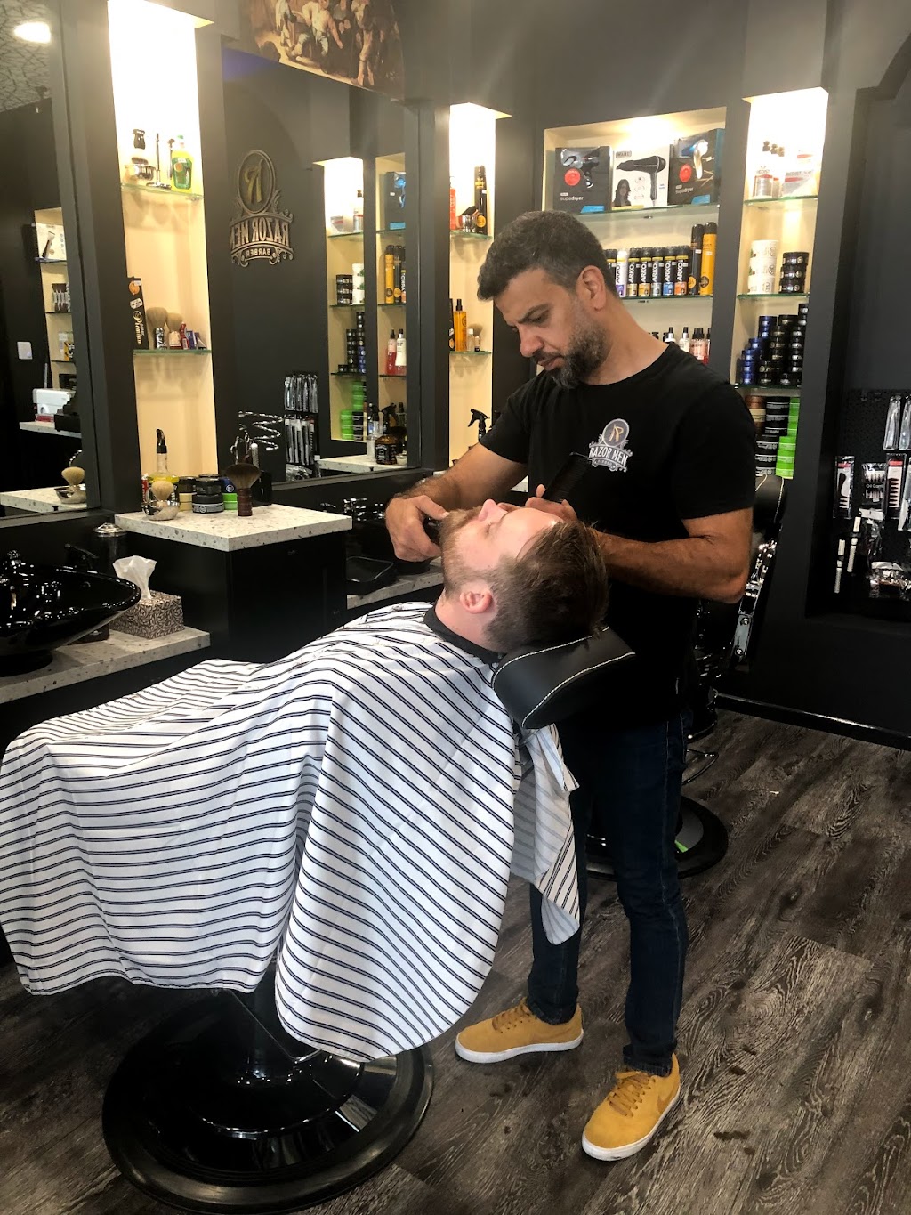 Razor Men Barber South bank | Retail 4A Emporium Hotel, 267 Grey St, South Brisbane QLD 4101, Australia | Phone: (07) 2101 5596