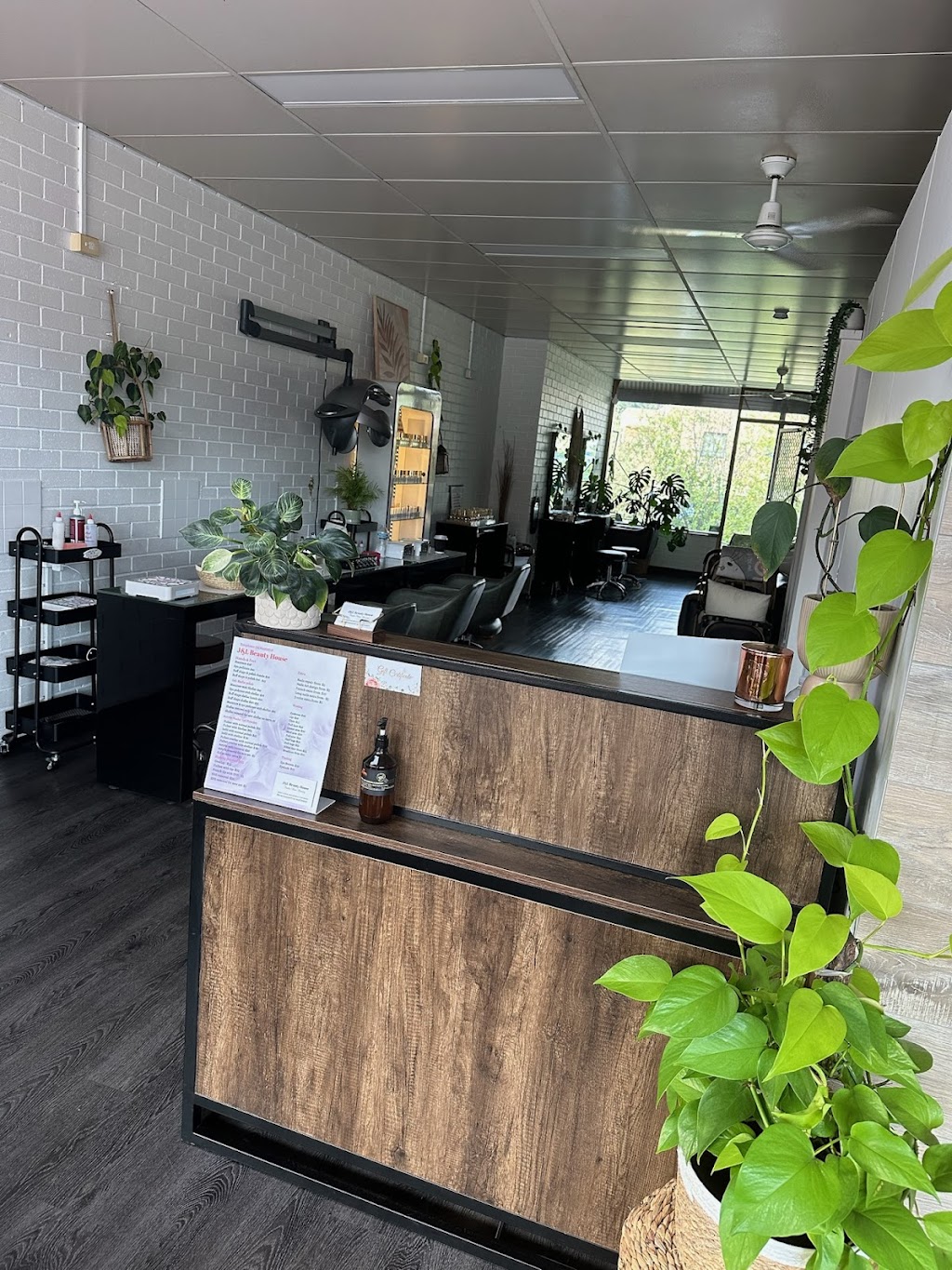 J&L Beauty House Nails-Hair-Beauty | 13 Tura Beach Dr, Tura Beach NSW 2548, Australia | Phone: 0457 701 628