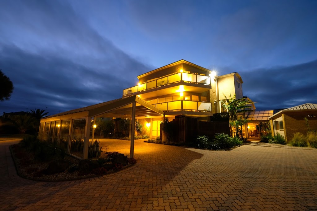 Whitesbeach Guesthouse | lodging | 1335 Horseshoe Bend Rd, Torquay VIC 3228, Australia | 0352648875 OR +61 3 5264 8875