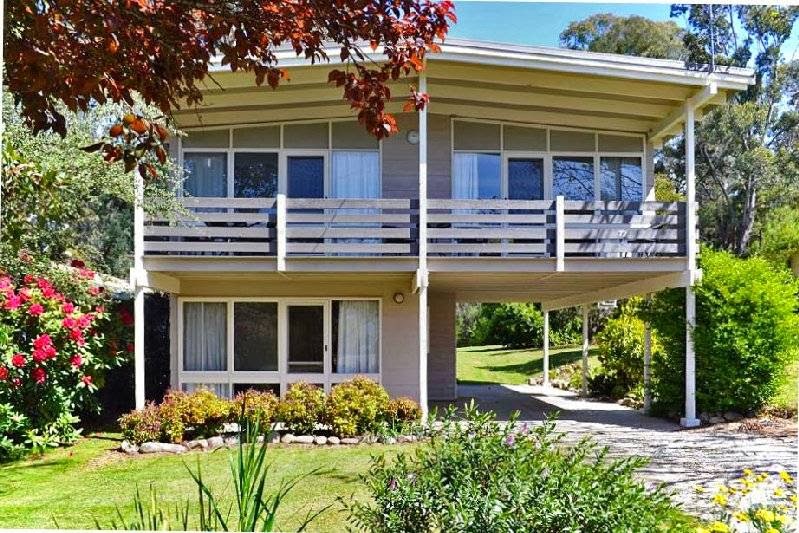 Creekside Holiday Home | real estate agency | 72 St Bernard Dr, Tawonga South VIC 3698, Australia | 0357544719 OR +61 3 5754 4719