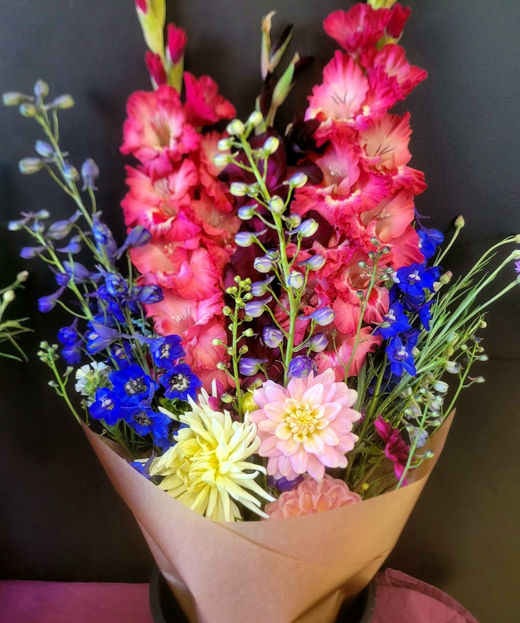 Beautiful blooms Guyra | 19 Lakeview Rd, Guyra NSW 2365, Australia | Phone: 0497 761 444