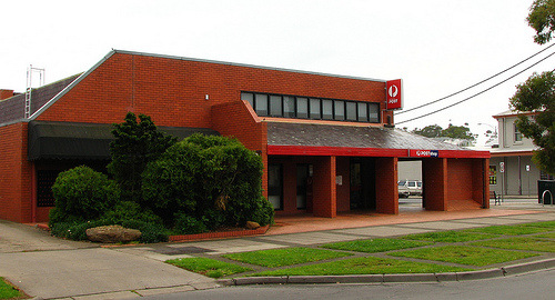 Australia Post - Maffra Post Shop | post office | 98 Johnson St, Maffra VIC 3860, Australia | 131318 OR +61 131318