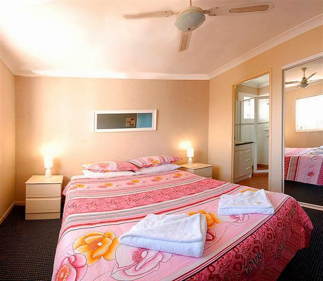 Shaz Maisons Holiday Apartments | 17 Surf St, Mermaid Beach QLD 4218, Australia | Phone: (07) 5572 6265