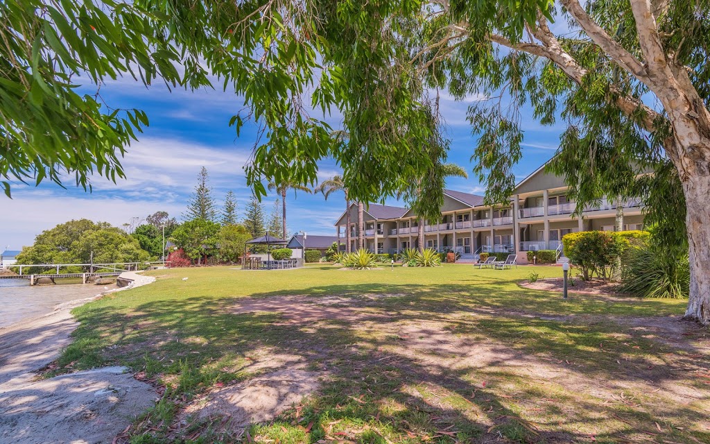 Moby Dick Resort Motel | 27-29 Yamba Rd, Yamba NSW 2464, Australia | Phone: (02) 6646 2196