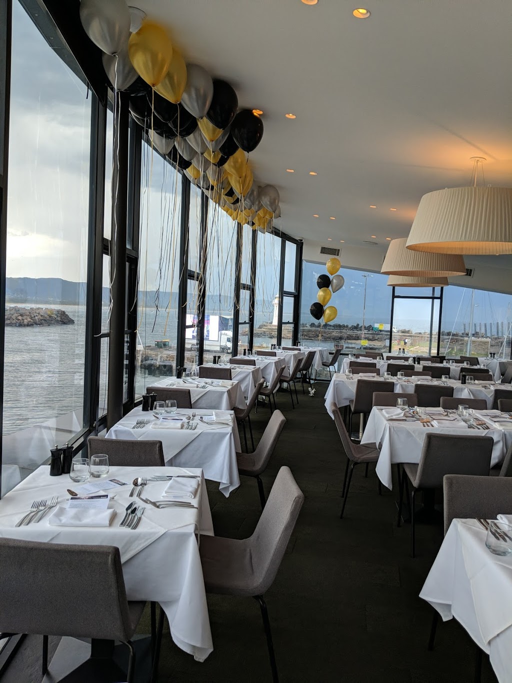 Harbourfront Seafood Restaurant | restaurant | 2 Endeavour Dr, Wollongong NSW 2500, Australia | 0242272999 OR +61 2 4227 2999