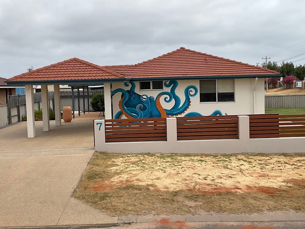 Dongara Holiday Homes | 14 Massingham Pl, Dongara WA 6525, Australia | Phone: 0400 238 012