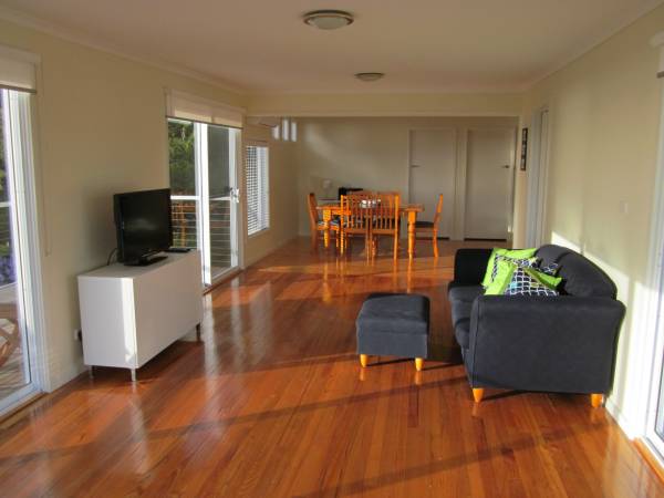Holiday Home Annecy By the Sea | lodging | 8 Harrison St, Marengo VIC 3233, Australia | 0352372600 OR +61 3 5237 2600
