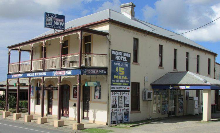 Bottlemart Express - Macleay River Hotel | 10 Macleay St, Frederickton NSW 2440, Australia | Phone: (02) 6566 8266