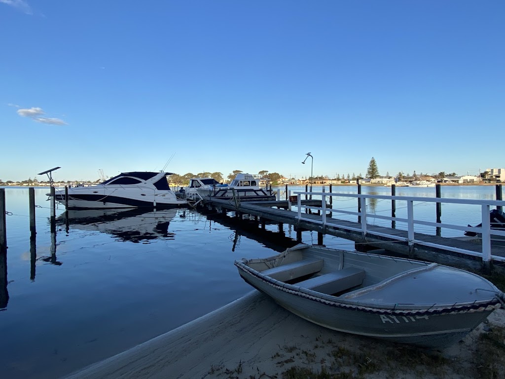 Clara Cove Waterfront Apartments | 12 Clara St, Kalimna VIC 3909, Australia | Phone: 0458 987 904
