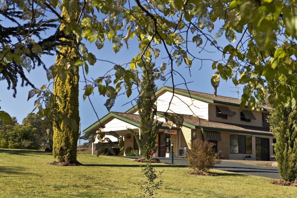 Hilltops Retreat Motor Inn | lodging | 4662 Olympic Hwy, Young NSW 2594, Australia | 0263823300 OR +61 2 6382 3300