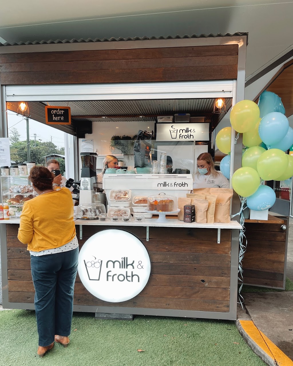 Milk & Froth Aspley | 611 Robinson Rd W, Aspley QLD 4034, Australia | Phone: 0400 400 560