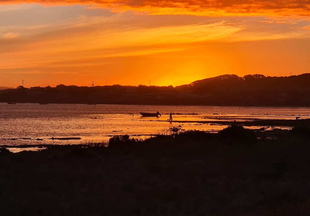 Coorong Lakeside Cottage | 446 Seven Mile Rd, Meningie SA 5264, Australia | Phone: 0422 596 136