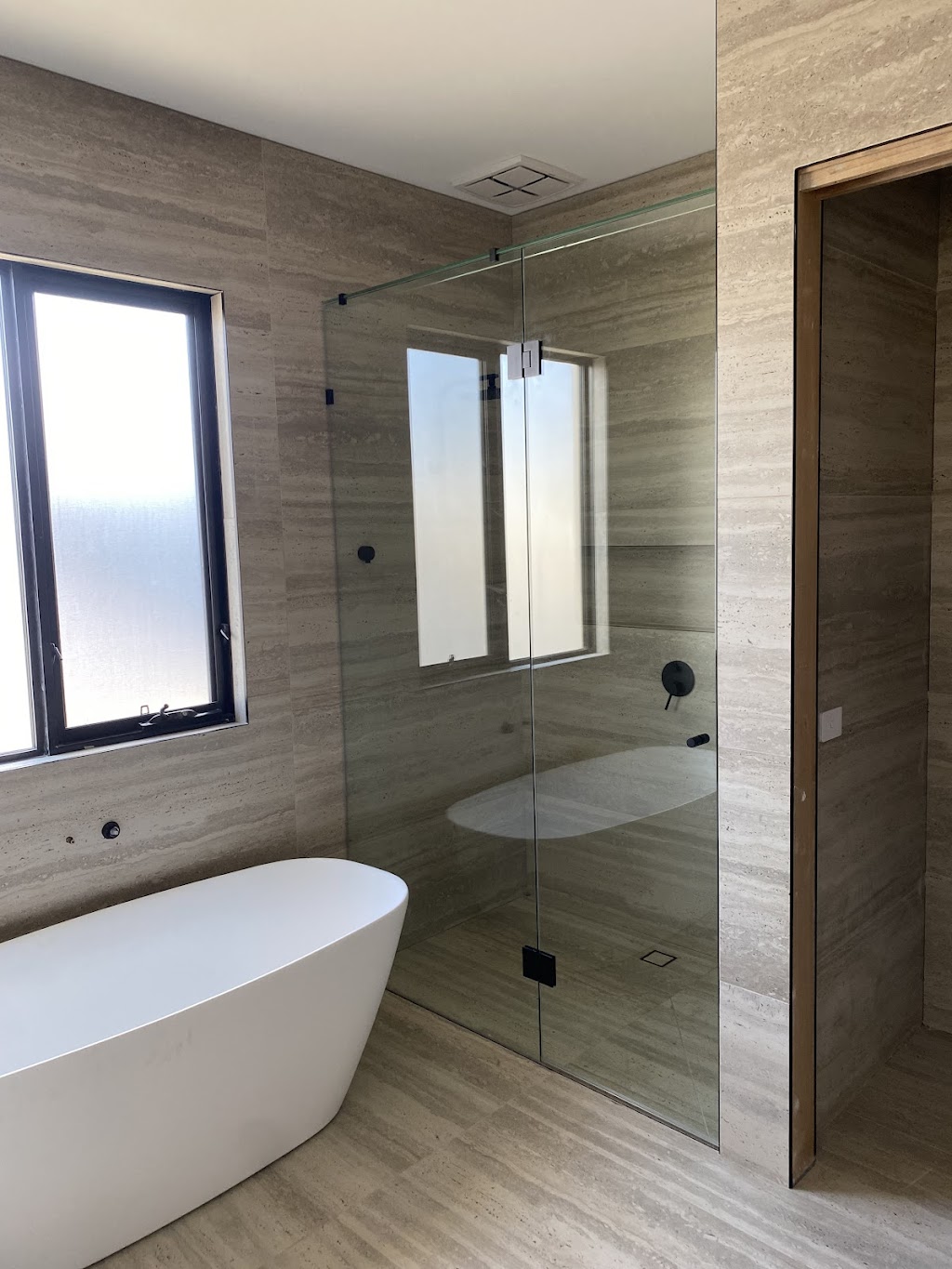 ACW Glazing and Maintenance - 24hr make safe service/ board ups | 595 Windermere Rd, Lara VIC 3212, Australia | Phone: 0456 929 932