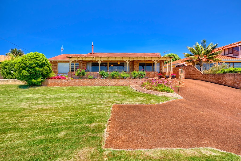 Sunrise House | lodging | 166 Bay View Dr, Little Grove WA 6330, Australia | 0458632416 OR +61 458 632 416
