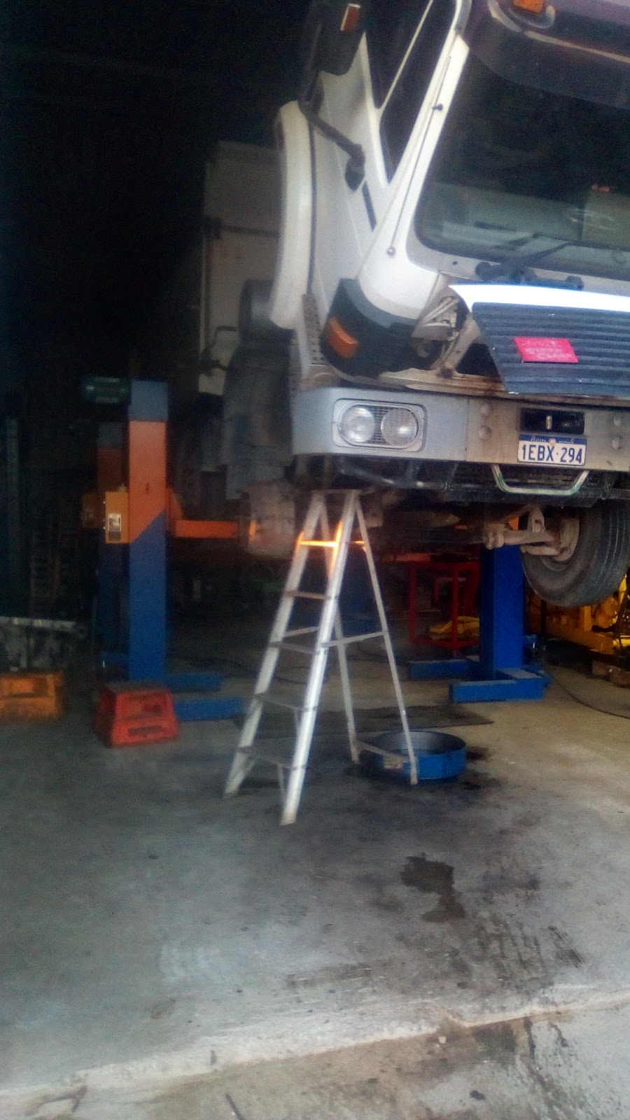 west coast truk fixa | car repair | UNIT 1/2060 Wanneroo Rd, Neerabup WA 6031, Australia | 0400333040 OR +61 400 333 040