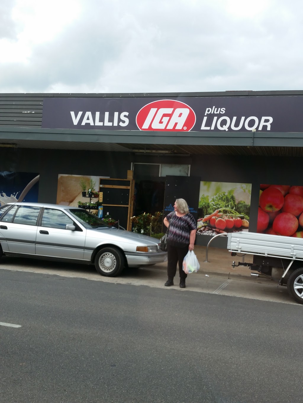 Vallis IGA | supermarket | 111 Vines Rd, Hamlyn Heights VIC 3215, Australia | 0352784247 OR +61 3 5278 4247