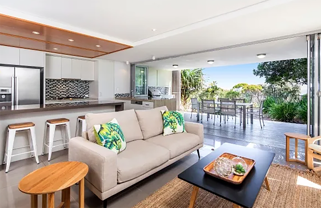 Waves #1 Beach Hotel Stradbroke Island | 164 Dickson Way, Point Lookout QLD 4183, Australia | Phone: (07) 3415 3949