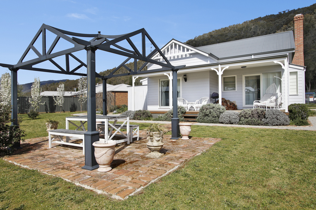 Collins Cottage | 2 Louie Ct, Bright VIC 3741, Australia | Phone: (03) 5755 2275