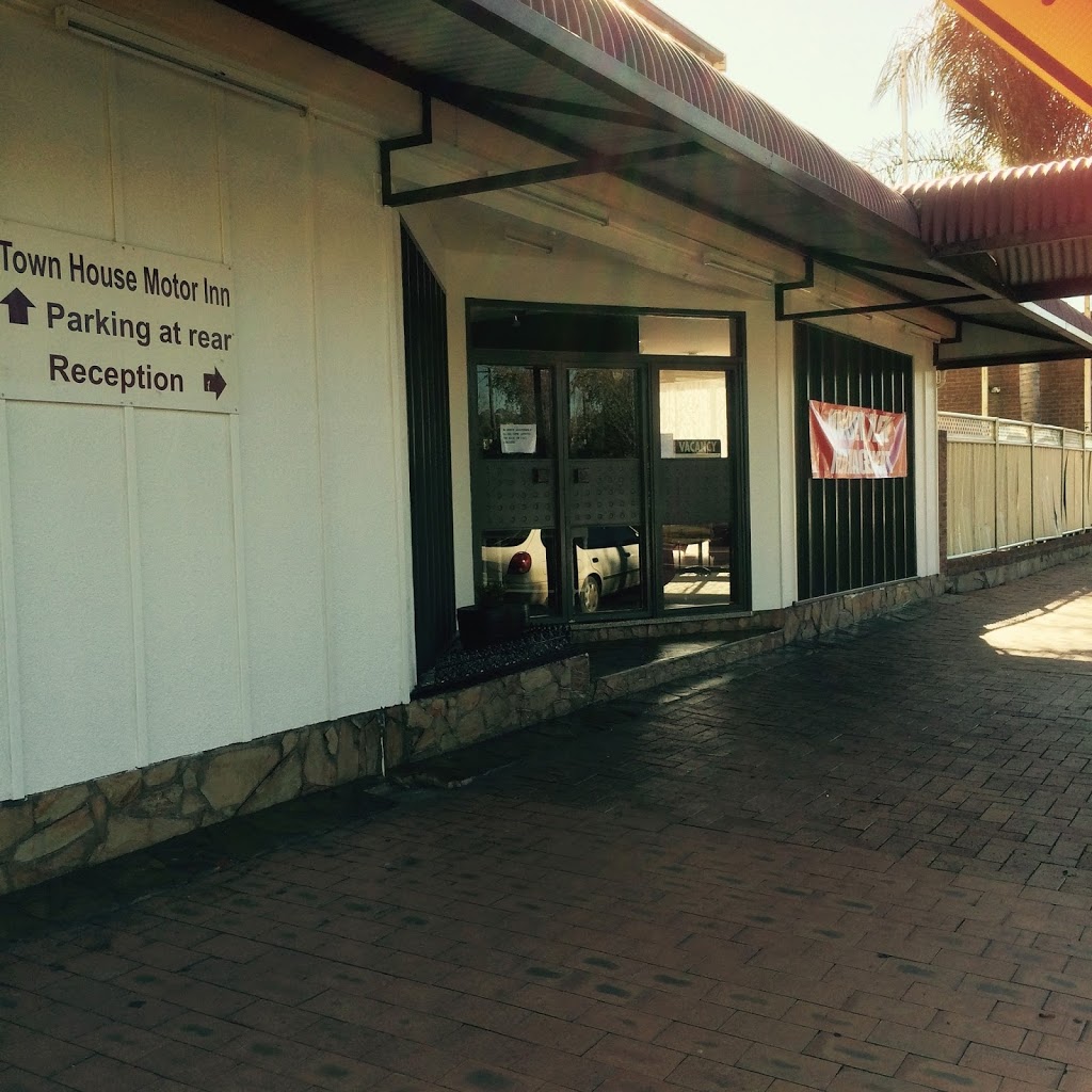 Town House Motor Inn Young | lodging | 23 Zouch St, Young NSW 2594, Australia | 0263821366 OR +61 2 6382 1366