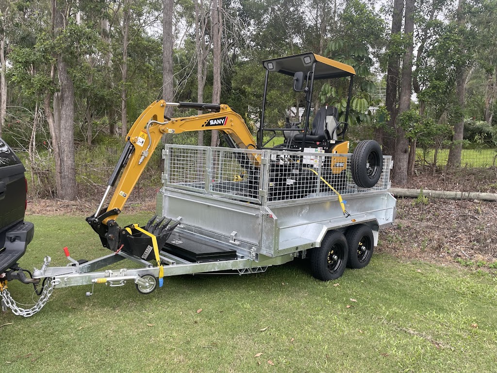 Dazzas Lil digger | Wattle St, Russell Island QLD 4184, Australia | Phone: 0473 501 689