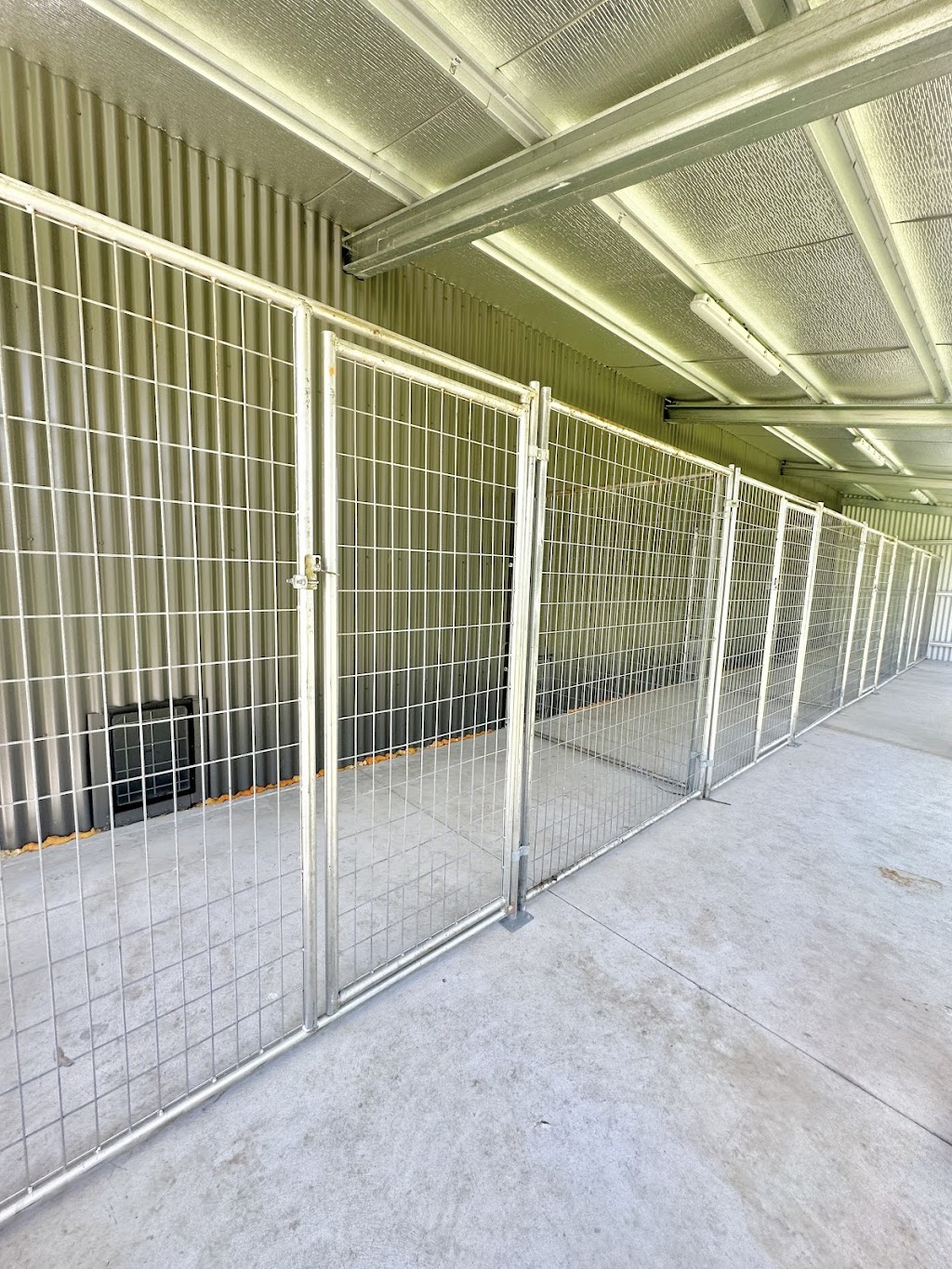 The Pet Emporium Doggy Lodge | 5 Summers Cl, Medowie NSW 2318, Australia | Phone: 0422 424 928