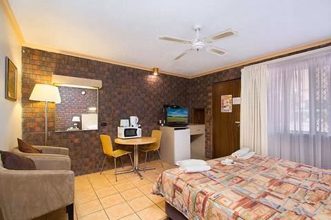 City Lights Motel | 35 Minjungbal Dr, Tweed Heads South NSW 2486, Australia | Phone: (07) 5524 3004