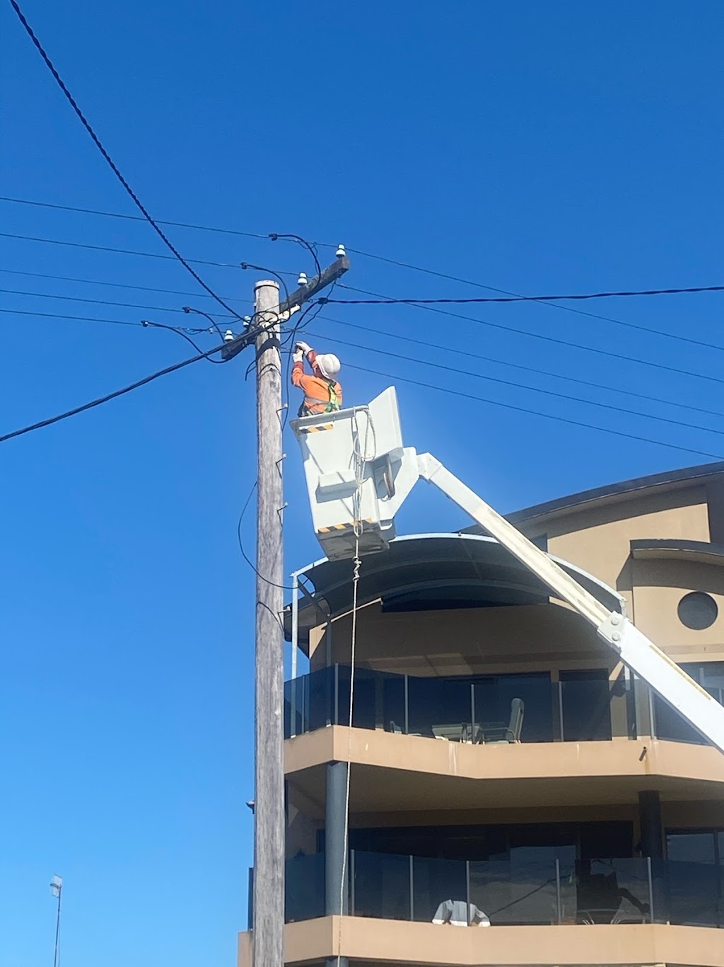 Tweed Level 2 Electrician | 45 Miles St, Coolangatta QLD 4225, Australia | Phone: 0402 900 076