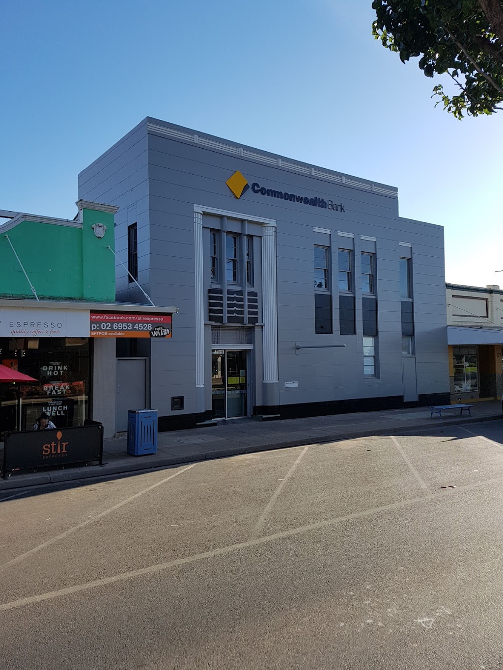 Commonwealth Bank | bank | 125 Pine Ave, Leeton NSW 2705, Australia | 0269533544 OR +61 2 6953 3544