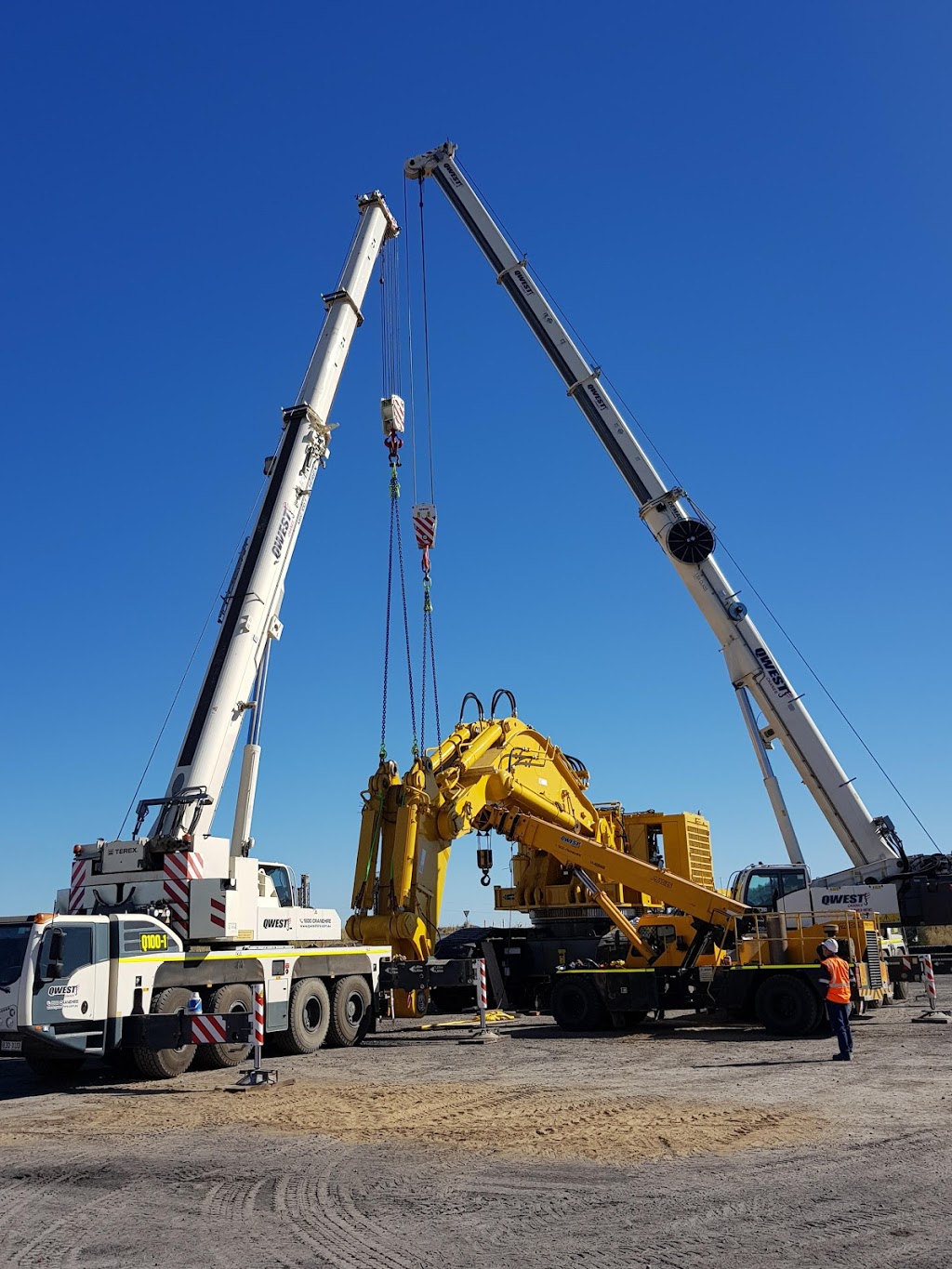 QWest Crane Hire | Boundary Rd &, Featherstone St, Parkhurst QLD 4702, Australia | Phone: 1800 272 634