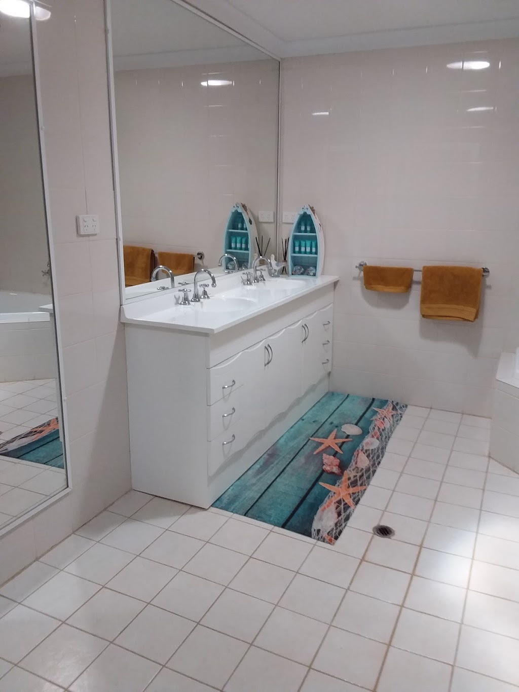 Meekatharra Outback Beach House | 12 Regan St, Meekatharra WA 6642, Australia | Phone: 0407 856 655