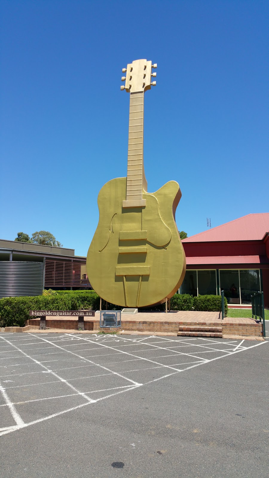 Golden Guitar Motor Inn | 2-8 The Ringers Rd, East Tamworth NSW 2340, Australia | Phone: (02) 6762 2999