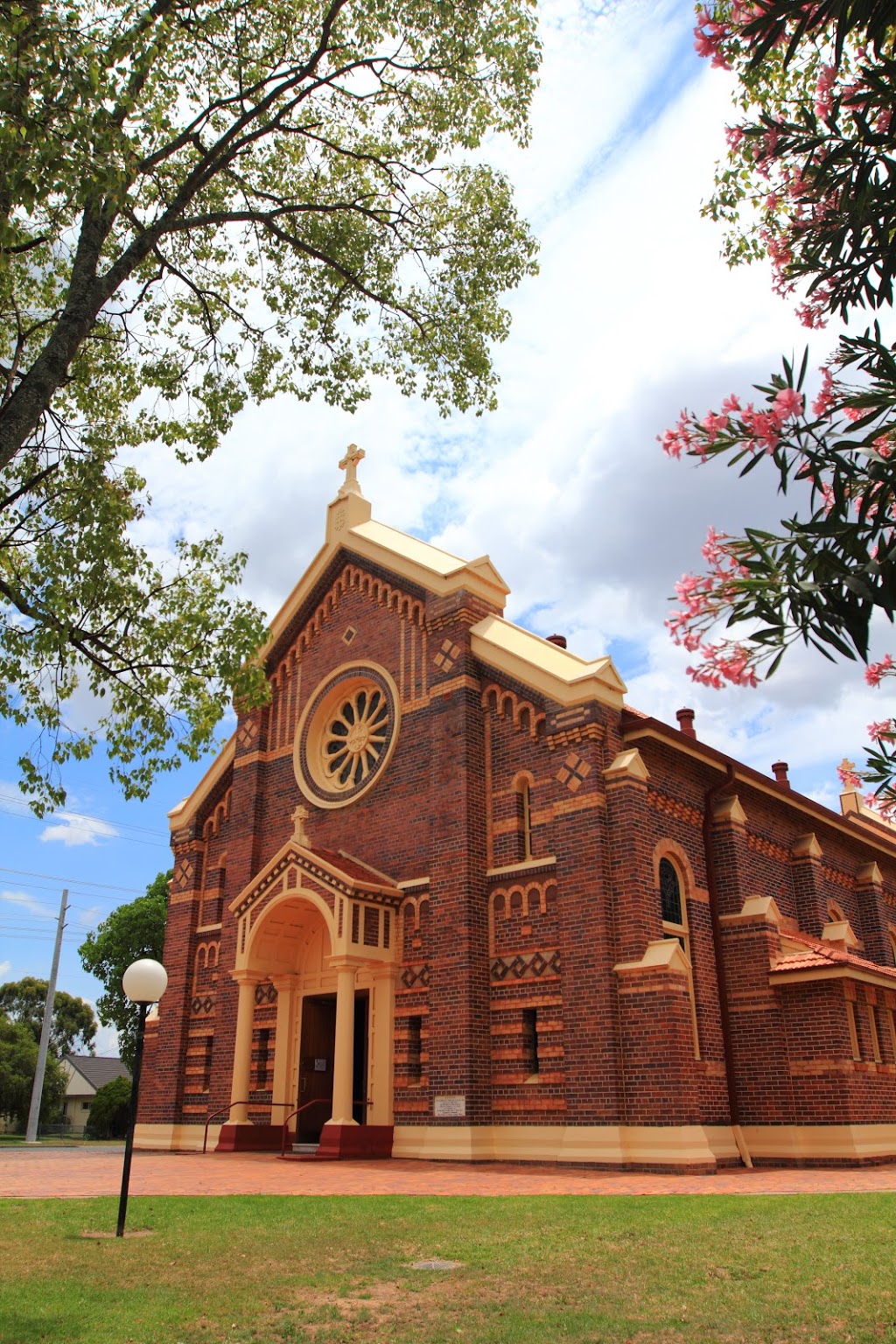 Saint Josephs Catholic Church | church | 142 Cunningham St, Dalby QLD 4405, Australia | 0746624011 OR +61 7 4662 4011