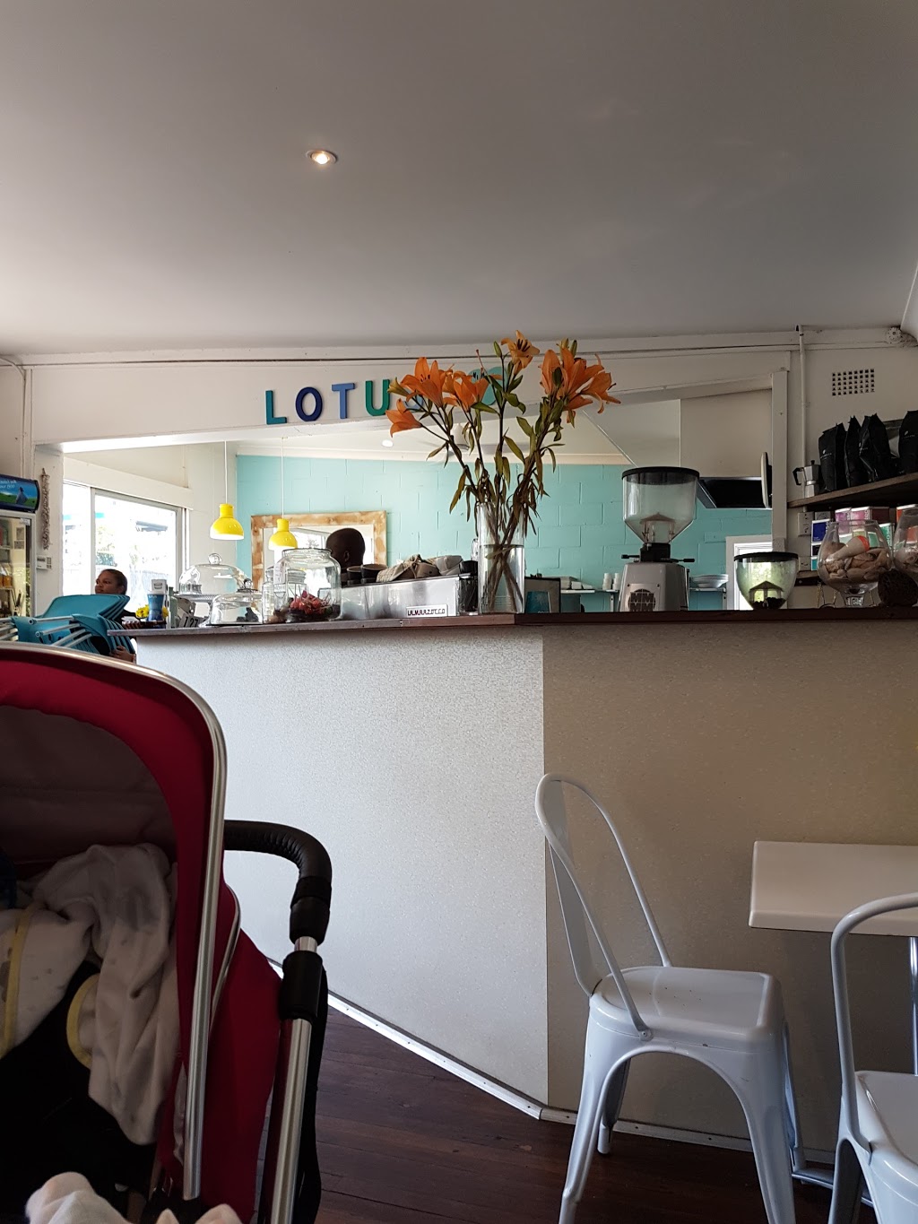 Lotus Cafe | cafe | 127A Ocean View Dr, Wamberal NSW 2260, Australia | 0243859260 OR +61 2 4385 9260