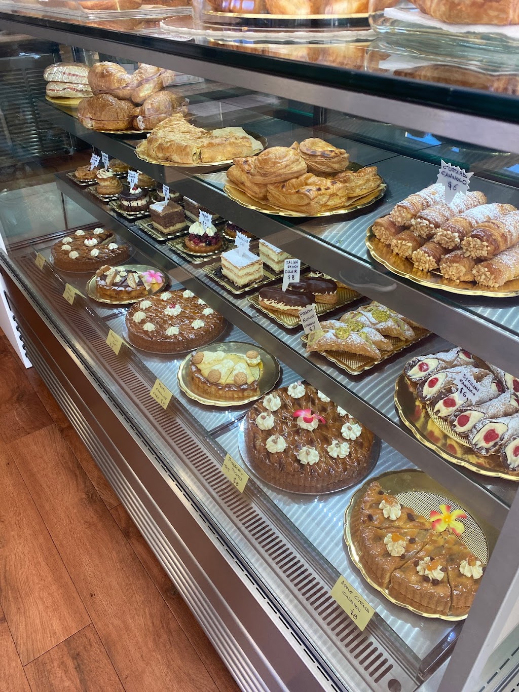 Santini Italian Pastry Cafe | cafe | 2/470 Esplanade, Torquay QLD 4655, Australia | 0741249903 OR +61 7 4124 9903
