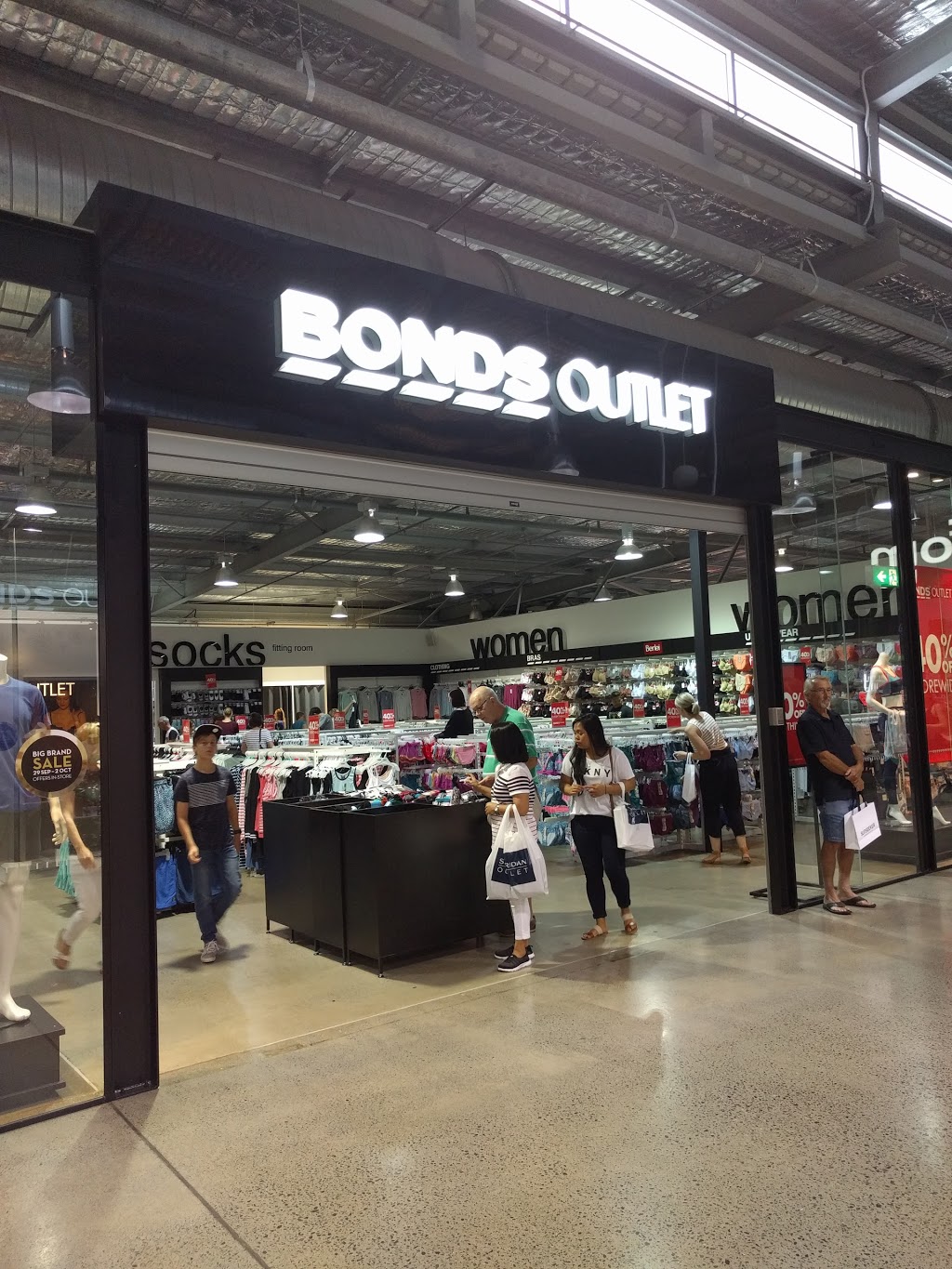 Bonds Outlet Brisbane DFO | clothing store | 76/1 Airport Dr, Brisbane QLD 4007, Australia | 0731152680 OR +61 7 3115 2680