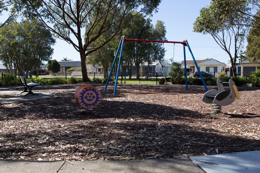 Dobinson Reserve Playground | 1A Pacific Hwy, Blacksmiths NSW 2281, Australia | Phone: (02) 4921 0333