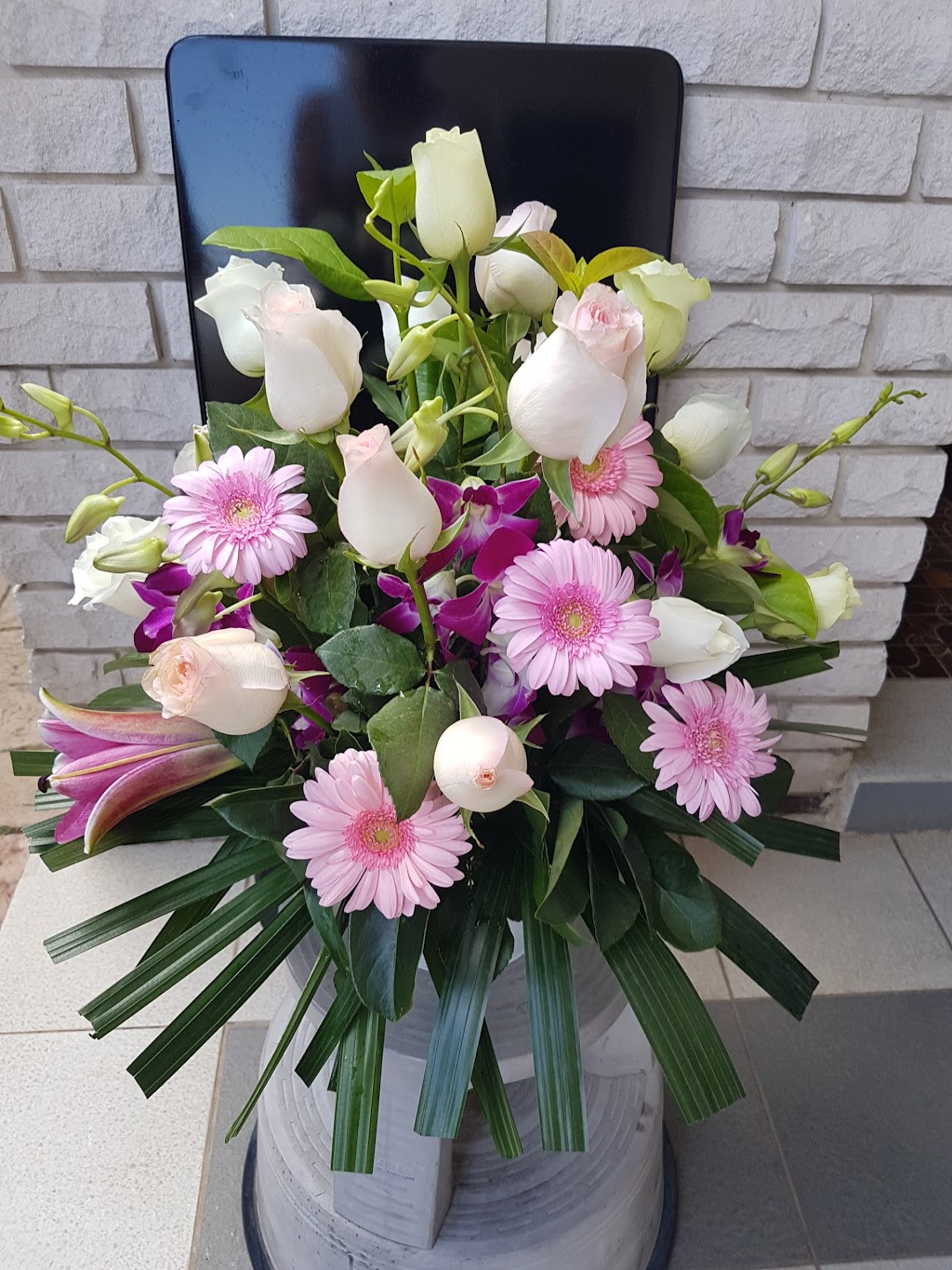 Valentines Roses & Flowers Sydney | 22 Phyllis St, Mount Pritchard NSW 2170, Australia | Phone: (02) 9600 7783