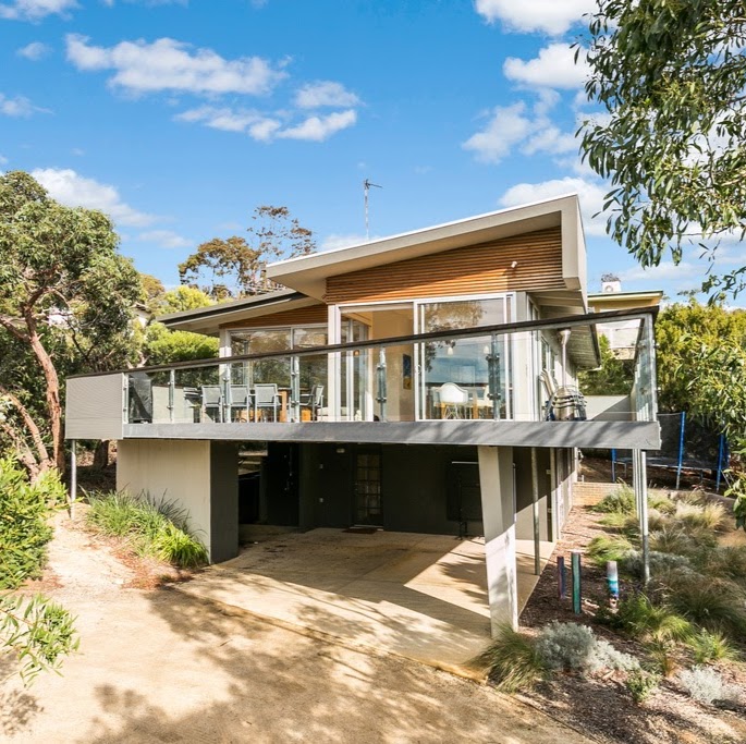 ANGLESEA VIEWS Holiday Home Anglesea | 17 Jackson St, Anglesea VIC 3230, Australia | Phone: (03) 5263 2214