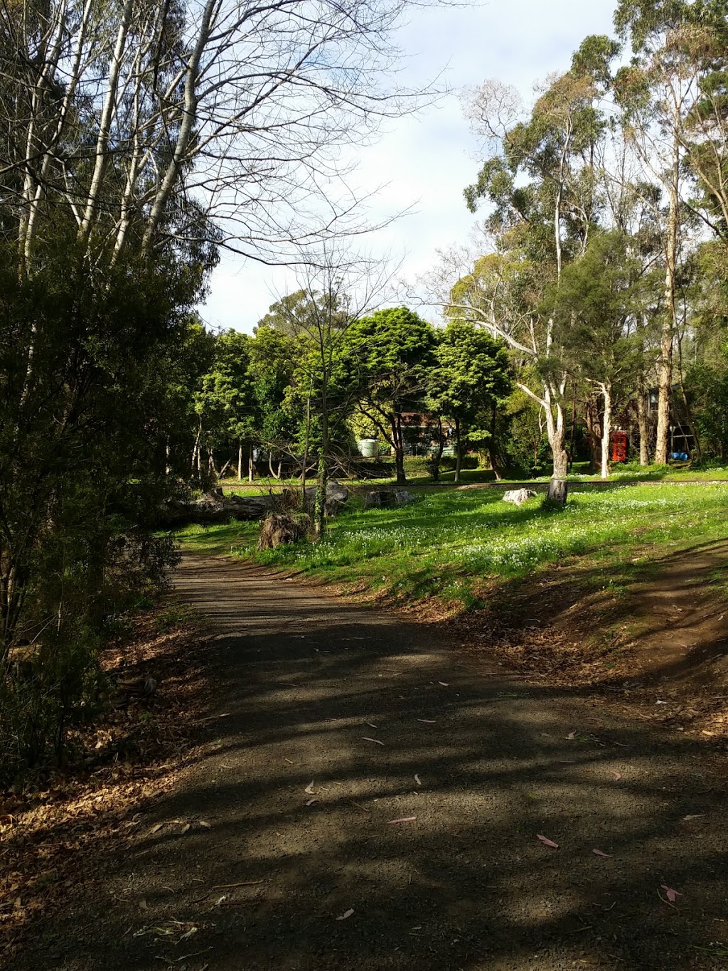Walking Acess To Emerald Lake Park. | parking | 2/18 Albert Rd, Emerald VIC 3782, Australia