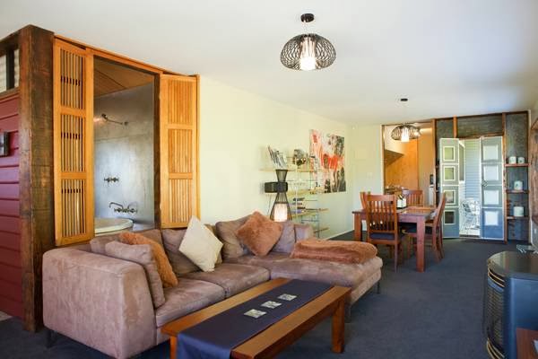 Azidene House & Spa Apartments | 68 Central Springs Rd, Daylesford VIC 3460, Australia | Phone: (03) 5348 1140