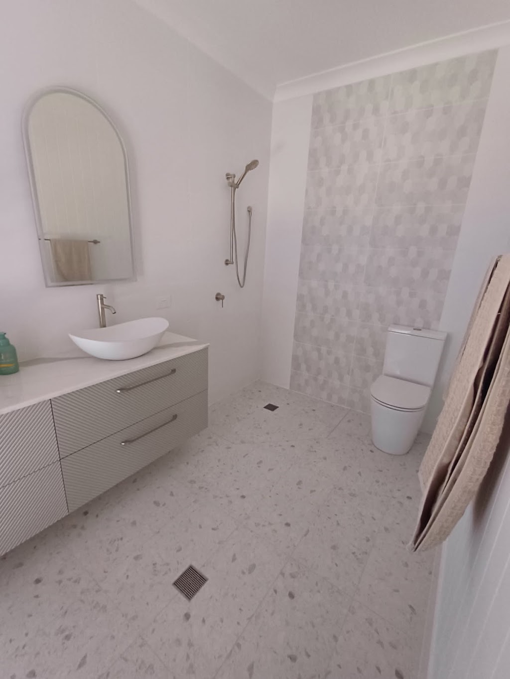 Dans Bathrooms & Tiling | 10 Capstone Terrace, Glenmore Park NSW 2745, Australia | Phone: 0480 231 559